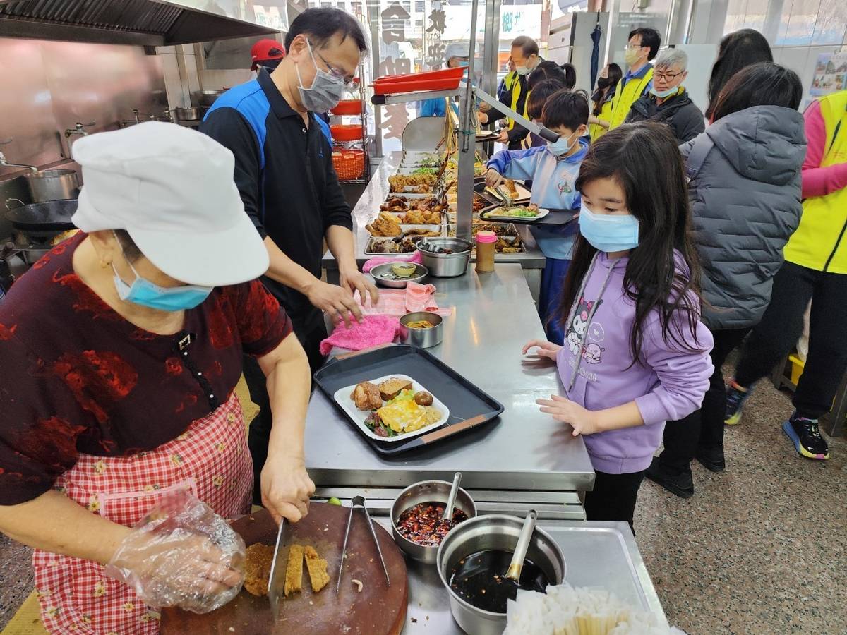 廣香自助餐店加入愛心午餐計畫，讓學童寒假溫飽。(桃園市教育局提供)