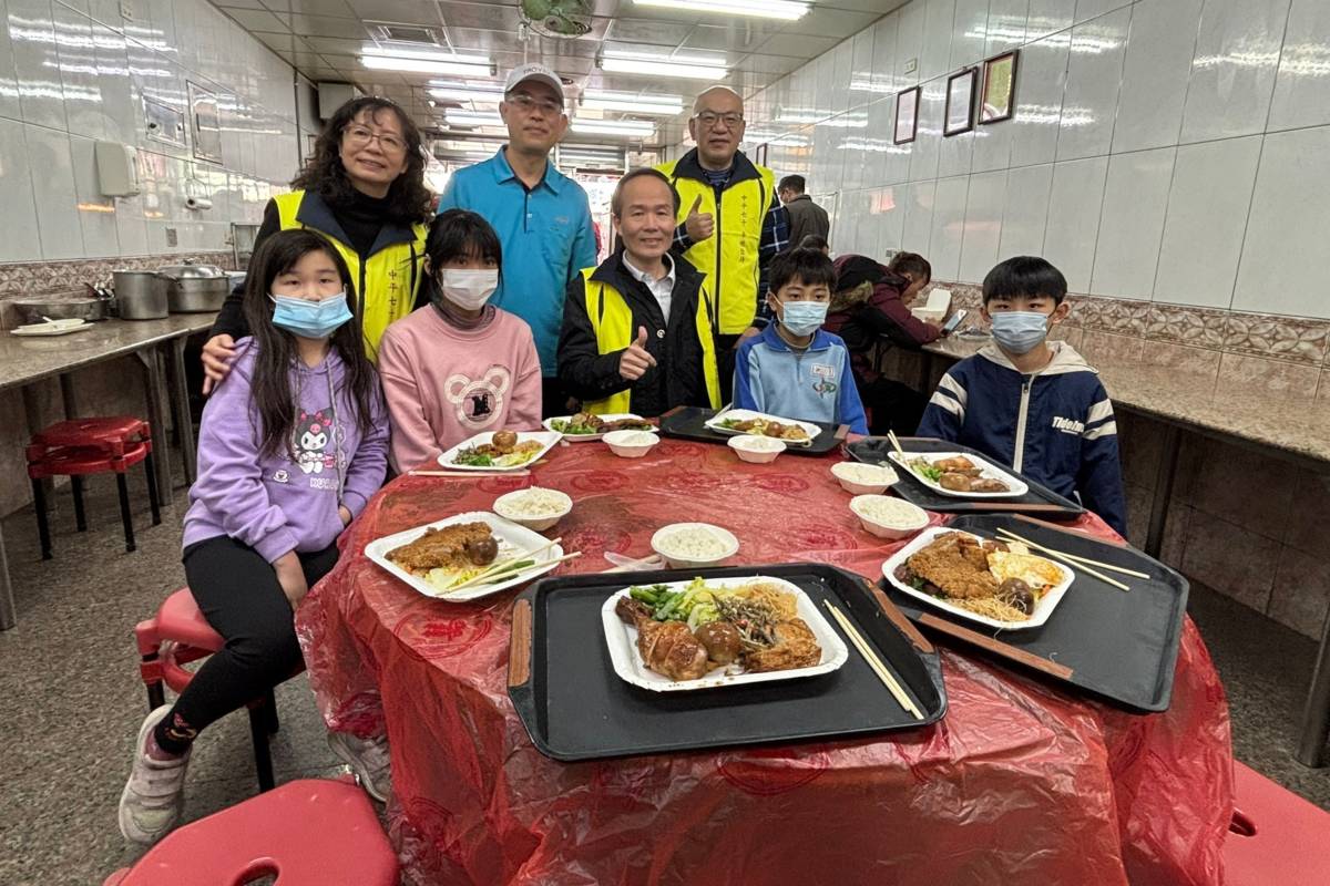 廣香自助餐店加入提供愛心午餐行列，還會製作年菜讓學童帶回家圍爐。(桃園市教育局提供)