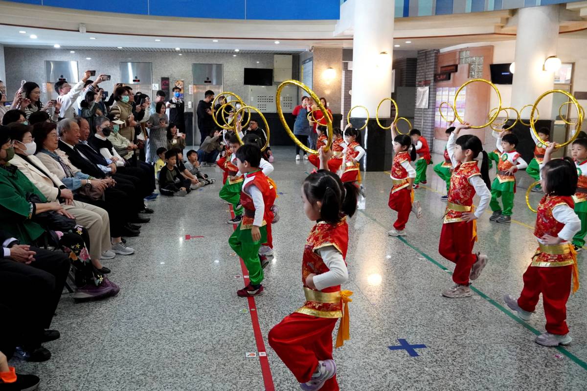 正修幼兒園春節前團拜 小朋友向師長拜早年