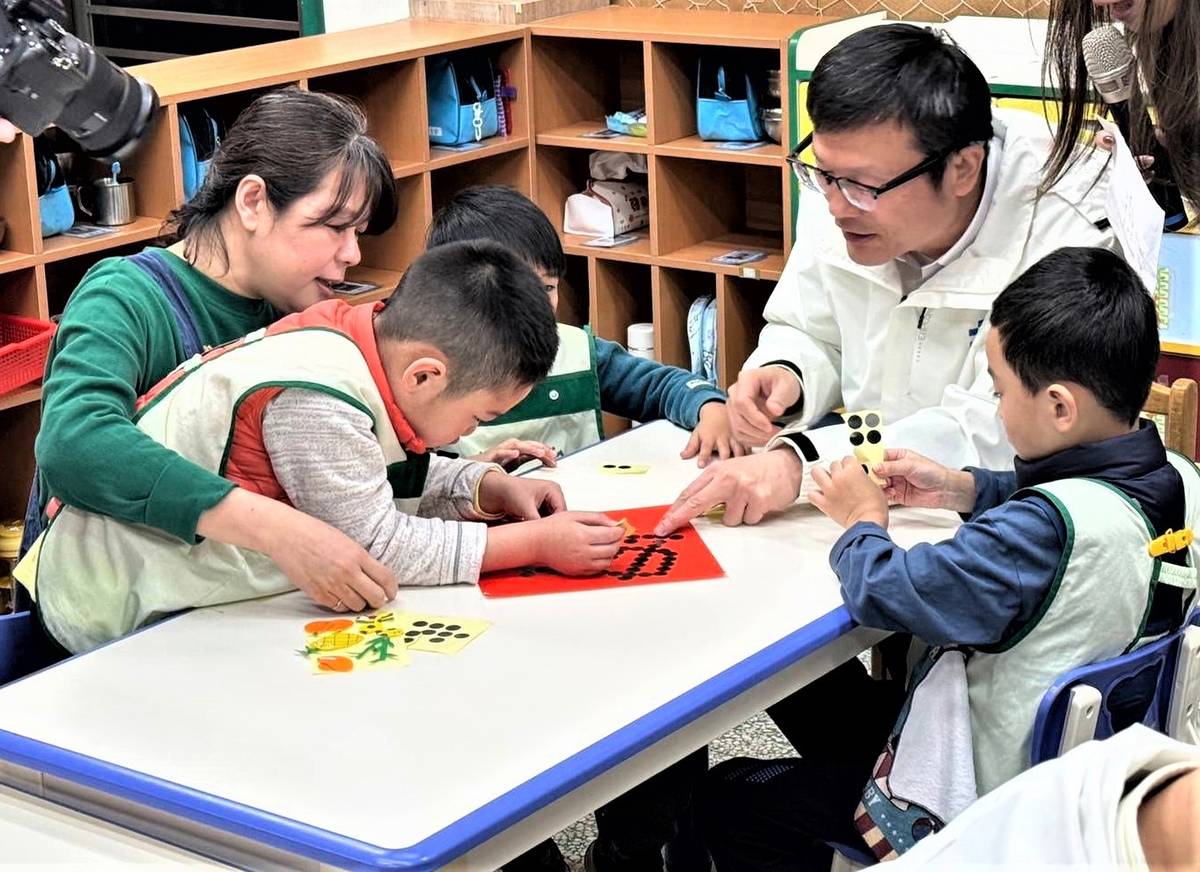 新北教育局長張明文今日與秀山附幼特幼生共慶農曆新年、一同創作春聯