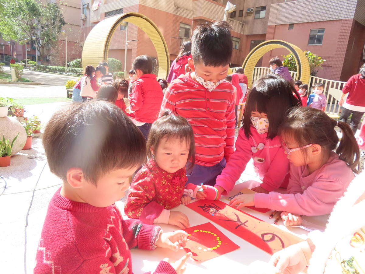 幼兒園兩歲班小朋友用貼紙創作「貼紙春聯」