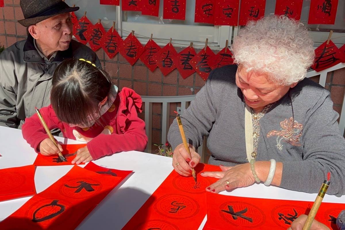 南港幼兒園「老幼揮毫‧福滿人間」活動，小朋友和社區長者一起寫春聯