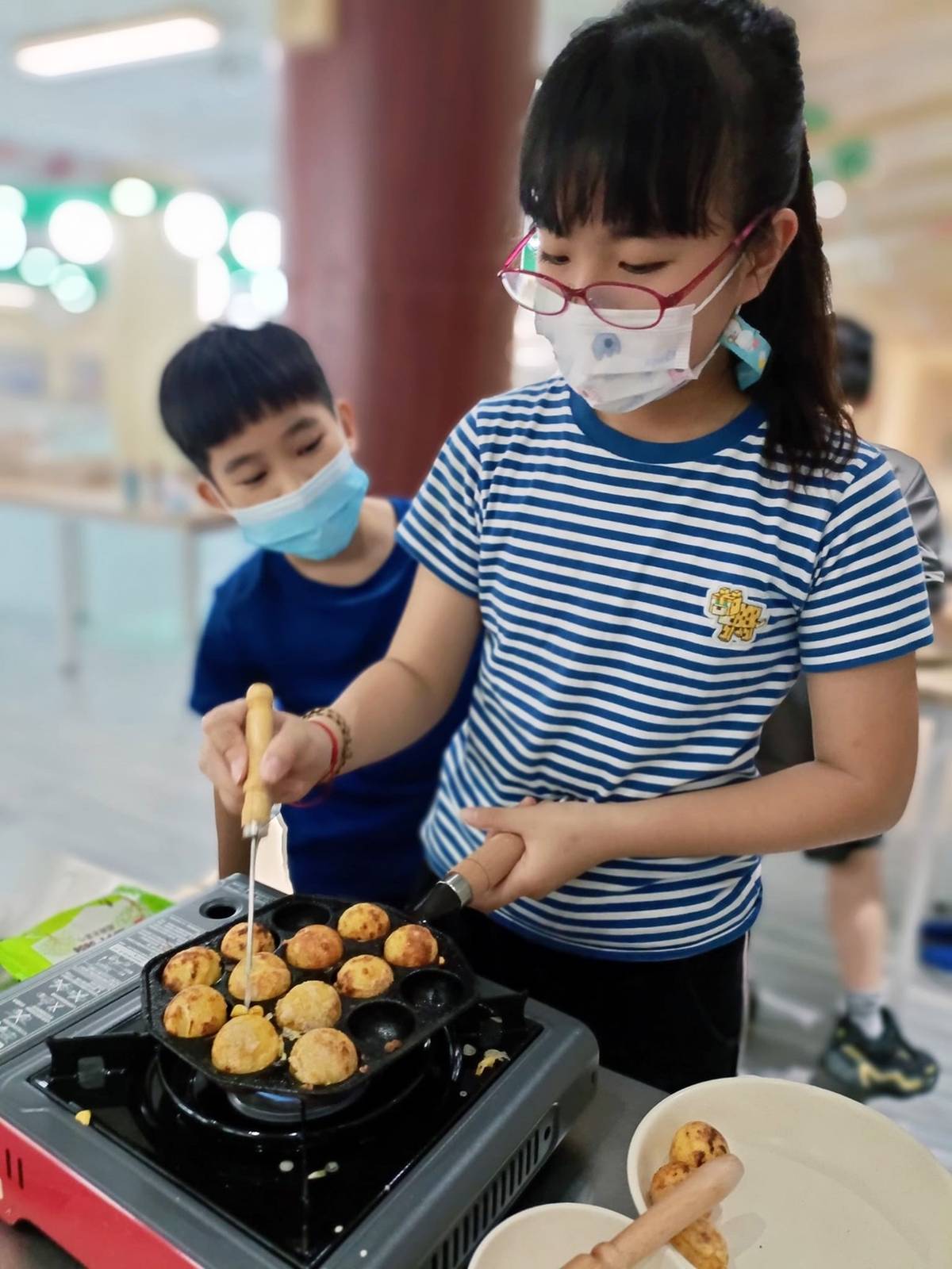 基隆市深美國小學生親自烹飪食物