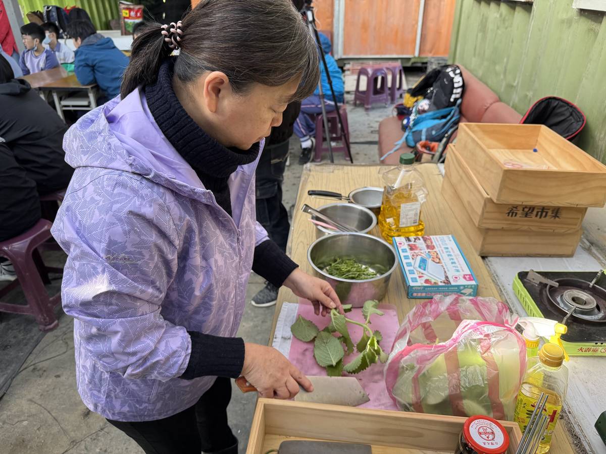 香草生活應用課程中，學生動手提煉左手香，製作天然香膏