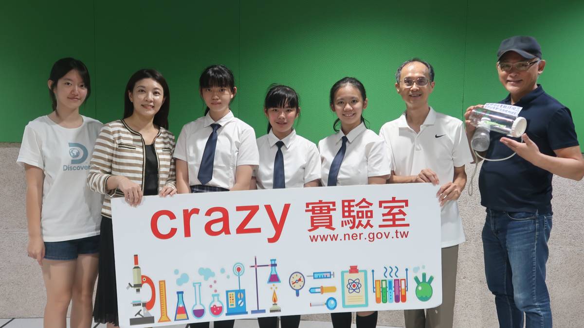 南投縣立宏仁國中科展團隊師生和節目主持人K博士(左一)、亮亮(右一)合影。