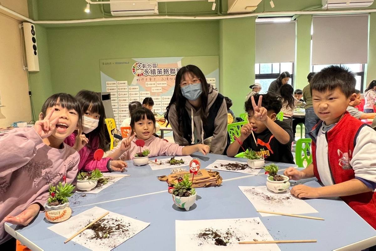 學生體驗製作多肉植物盆栽（圖源：大葉大學）