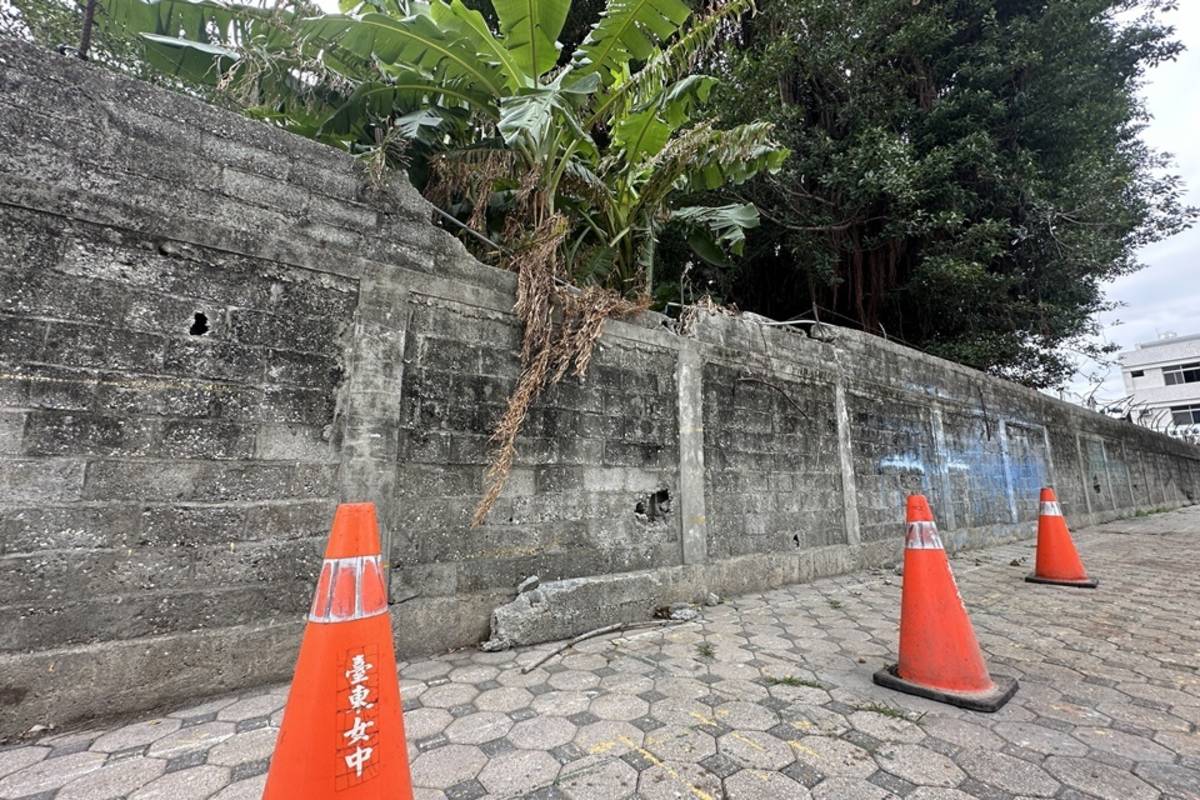 春節期間臺東民眾施放鞭炮煙火不慎釀災，臺東女中校樹即因此慘遭祝融，圍牆部分倒坍。