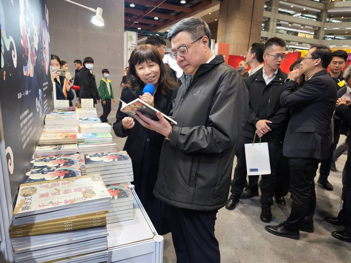 行政院院長卓榮泰下午特別參觀2025台北國際書展。