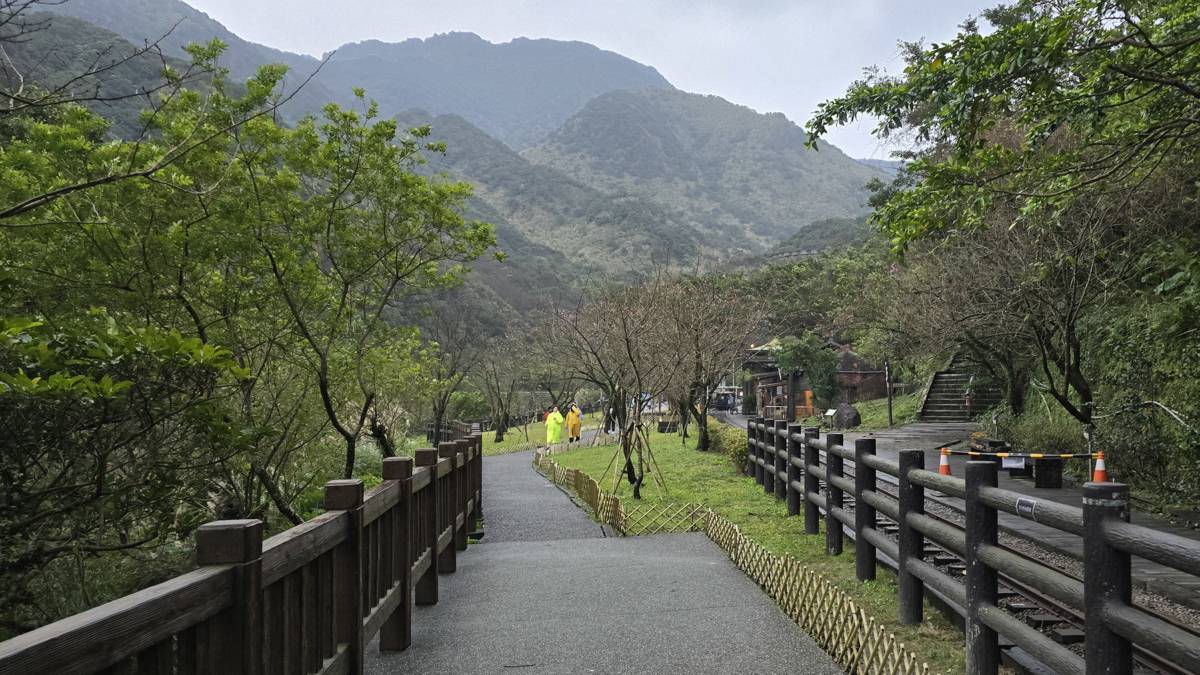 以生態博物館為理念，整合金瓜石地區的聚落樣貌、採礦歷史、在地文化與生態景觀的黃金博物館園區一隅