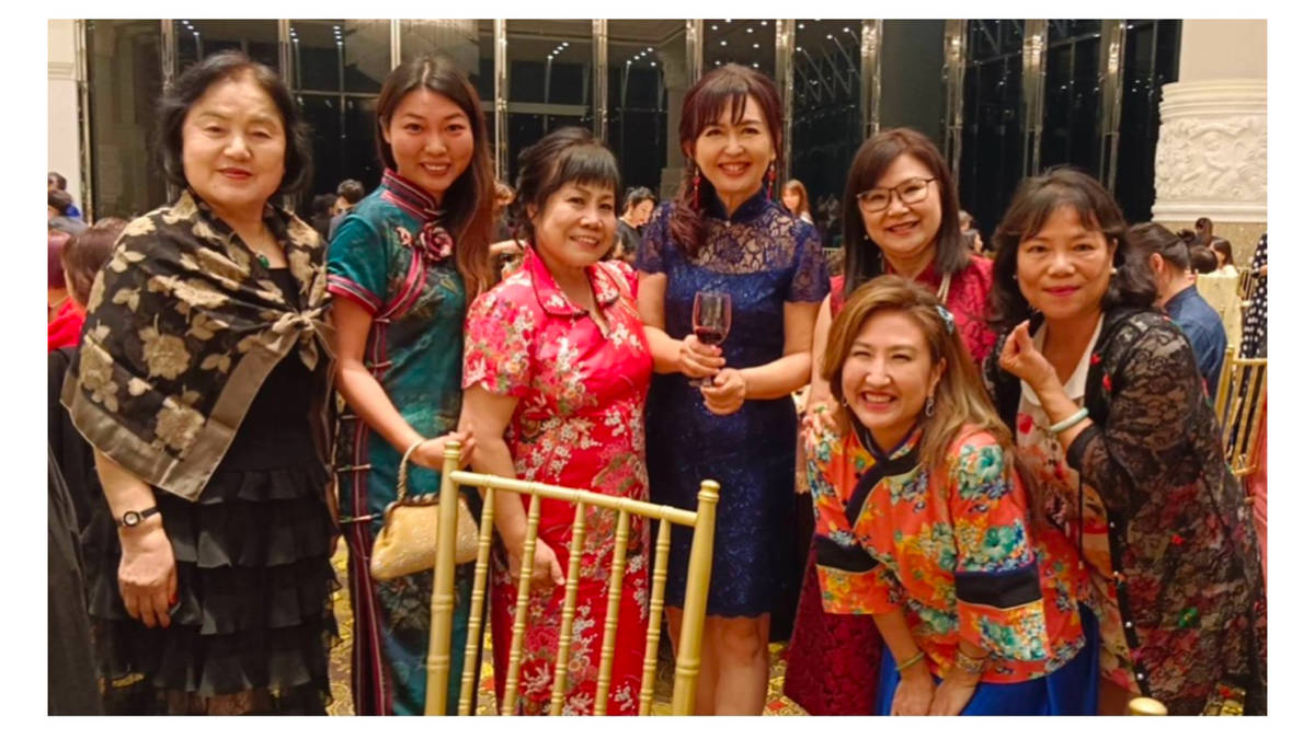 Joy and I, with our BPW Taiwan Presidents and sisters
.
巧宜與我們的台灣國際職業婦女協會會長們與會姐們