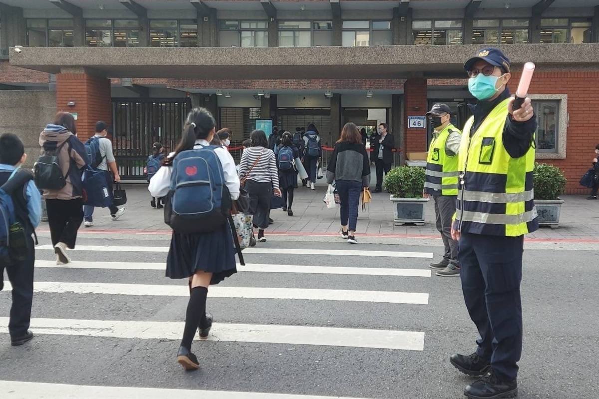 迎接開學日，北市警局針對校門口、家長接送區及周邊道路重要路口規劃交通疏導勤務