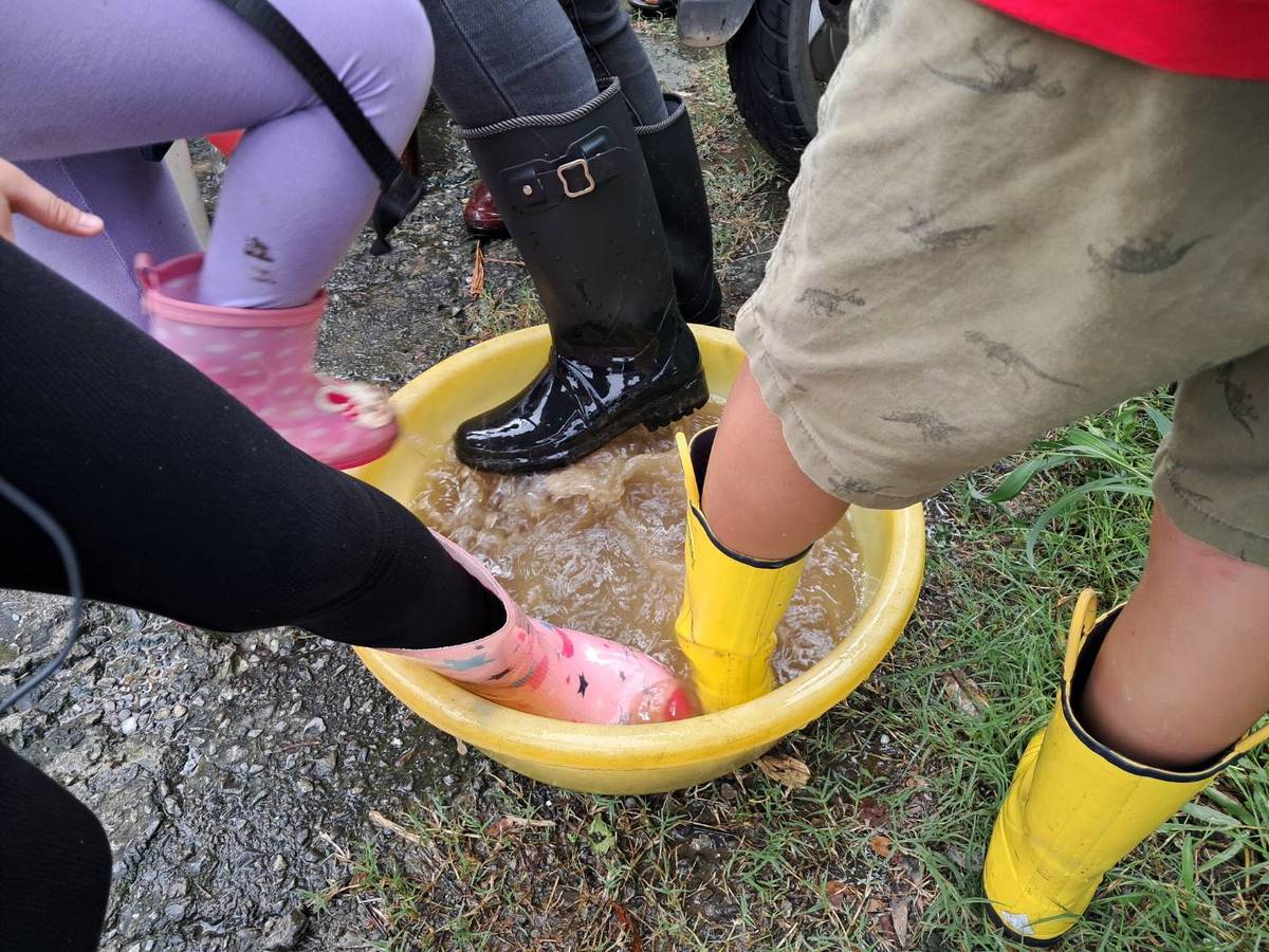 洗洗雨鞋好上車準備做飯包