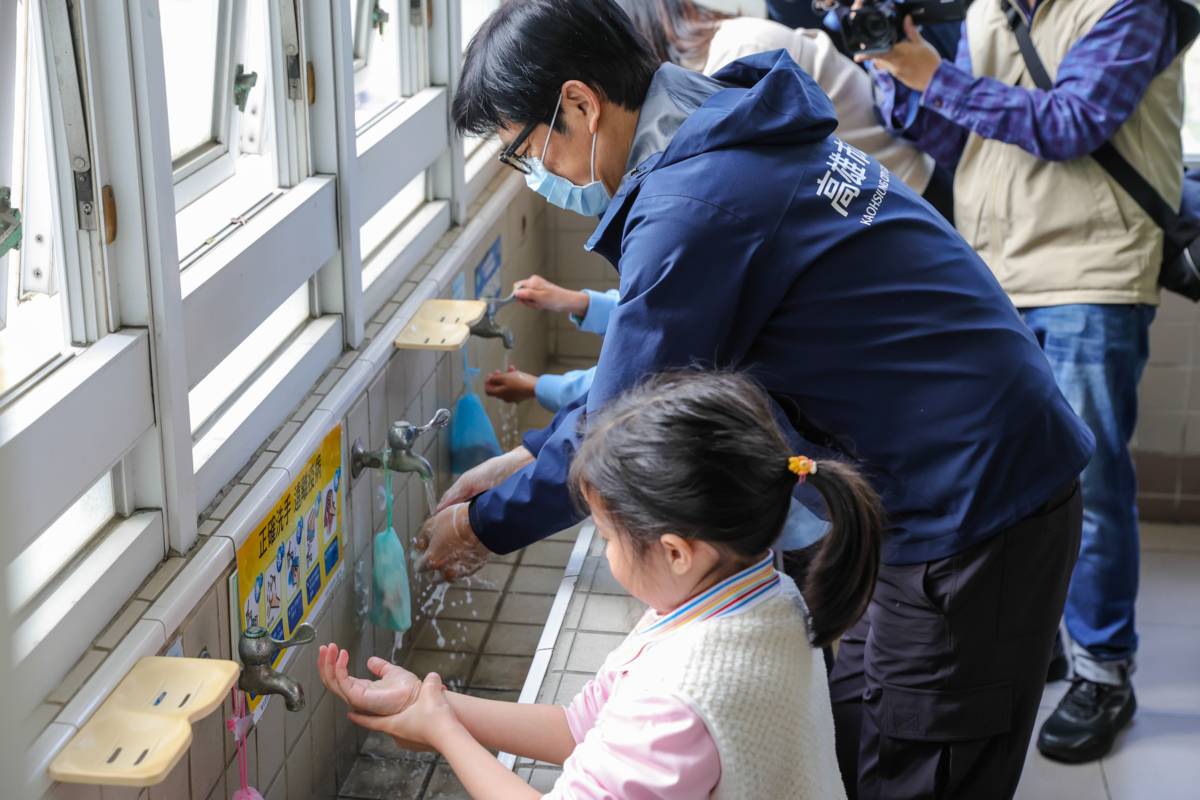 陳其邁開學日關心校園防疫 提醒學童注意個人防護措施