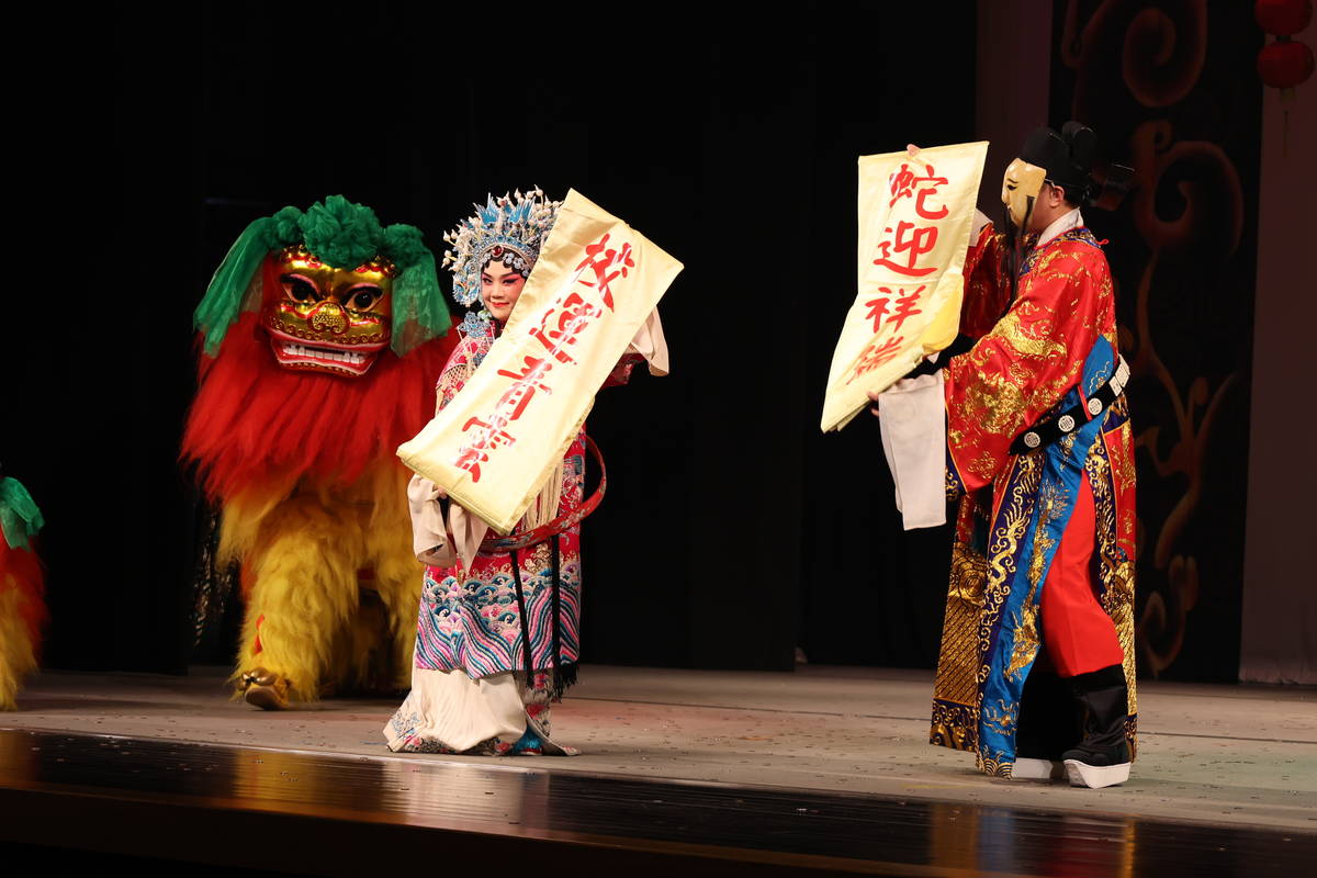 臺灣戲曲學院復興京劇團開臺喜慶戲《男女加官》祝賀校運青雲、蛇迎祥瑞。(臺灣戲曲學院提供)