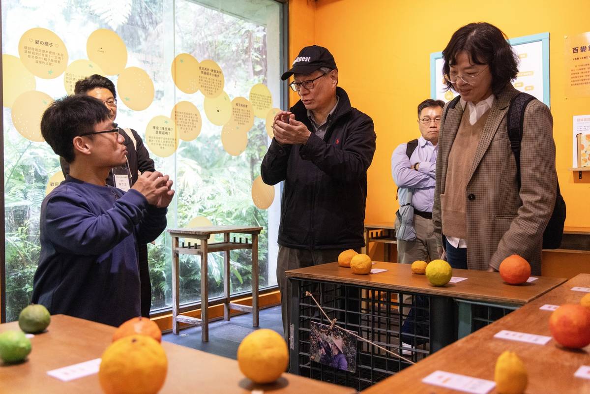 大山北月莊凱詠（左）帶領文化部長李遠（中）參觀園區內的「柑橘博物館」，透過典藏、研究、展示、教育等4大主軸，系統化整理出每一項大山背柑橘品種的特色。(文化部提供)