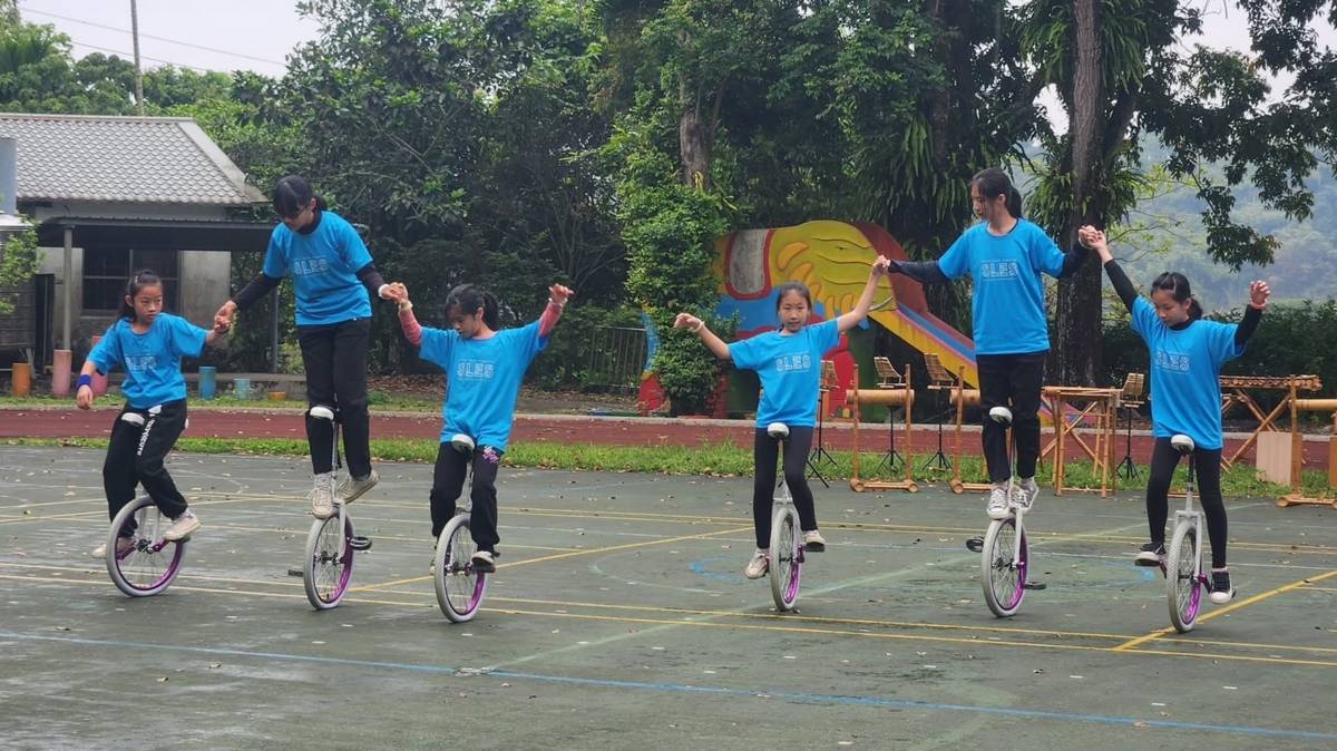 秀林國小學生練習獨輪車