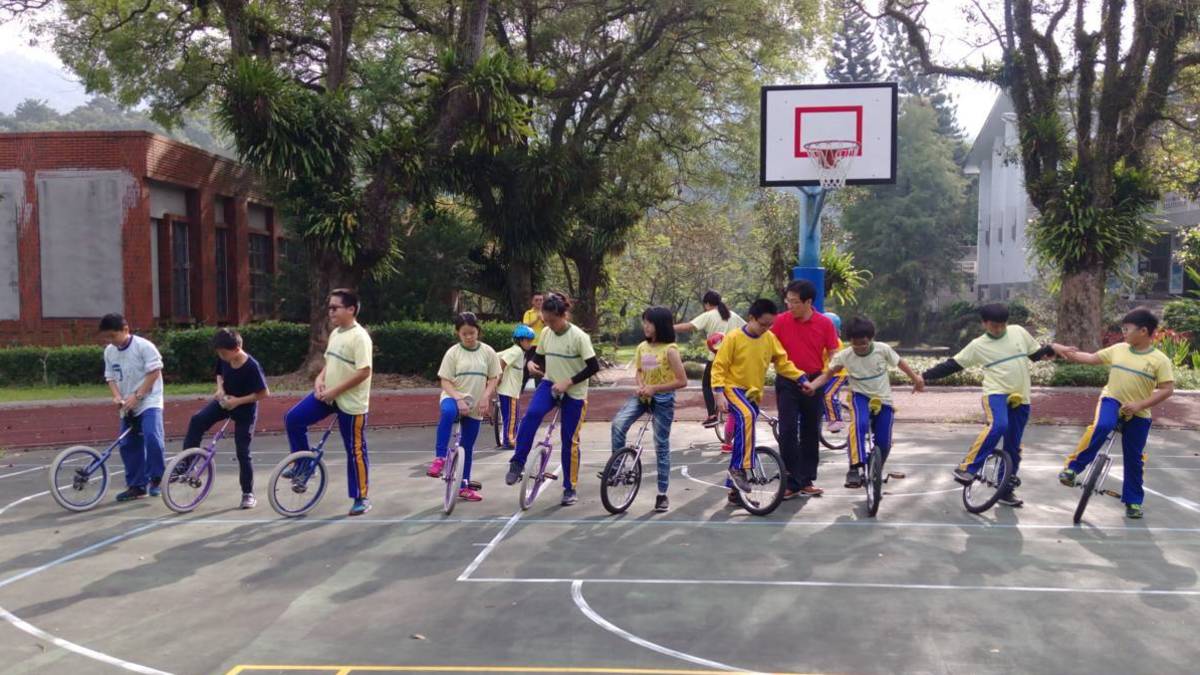 秀林國小校長楊清豐指導學生練習獨輪車