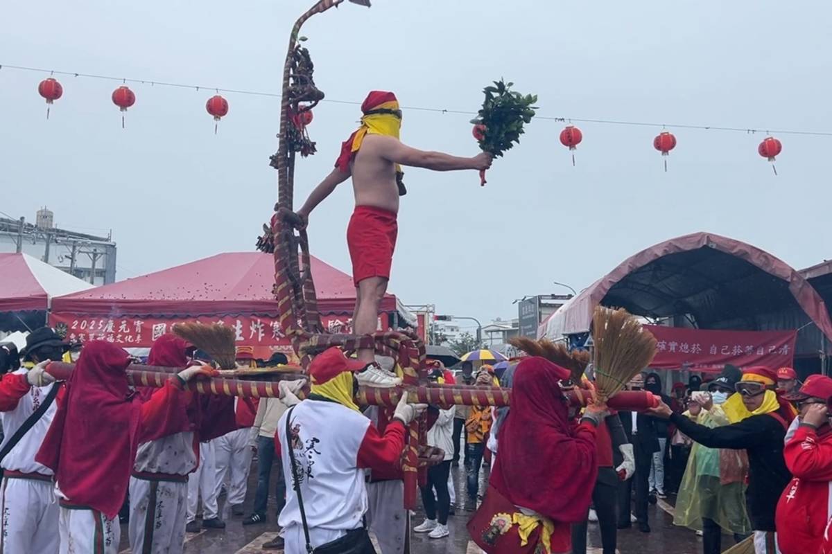 臺東玄武堂第12年辦理「國際交換生炸寒單體驗營」，今年計有來自15個國家、32位交換學生參與，親身體驗炮炸威力。