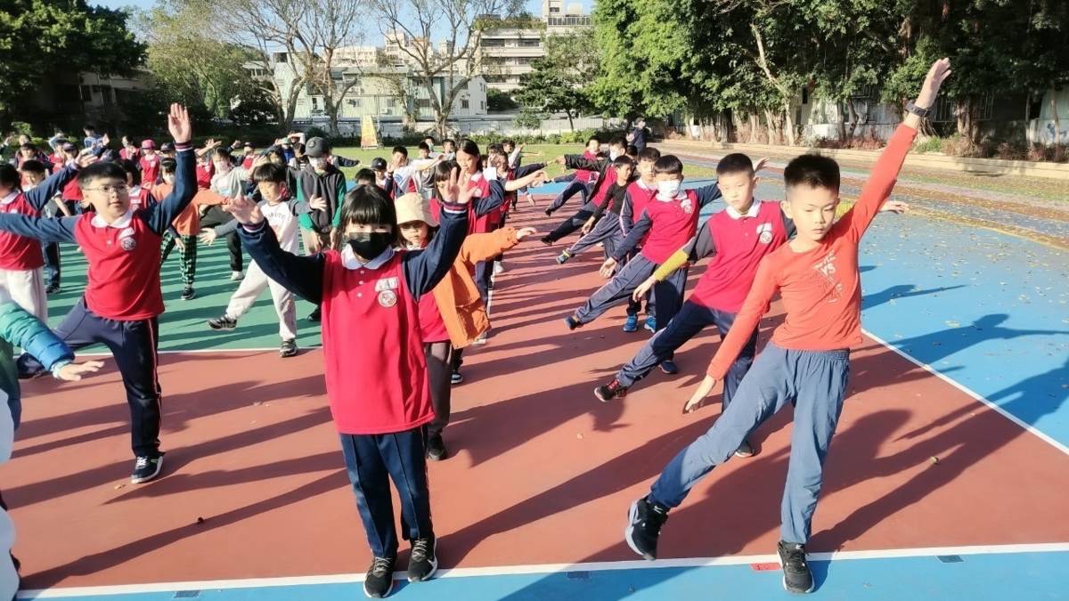 112學年度「健康體位績優學校遴選」-優良-A組-新北市五股區更寮國民小學每週大二、四大下課規劃體育活動：中高年級健身操

新北市五股區更寮國小在健康體位績優學校遴選的A組中獲得優良的成績!學校平時大力推動各類特色運動社團，讓孩子在學習技藝的同時，還能保有良好的運動習慣，此外，學校也固定舉辦多元的班級運動競賽，鍛鍊學生的體力，更培養榮譽感與同儕間的向心力。而在體位控制方面，校方也特地成立專班，將健康的知識傳遞給學生，並定期與營養師召開午餐會議，把關學童飲食，讓孩子們吃得營養，動得健康，養成良好的體位與生活!

採訪：新北市五股區更寮國民小學賴玉粉校長、謝重文學務主任、蔣芳銓衛生組長、
             羅利靉護理師、601班生趙苡瑄、王家寶
