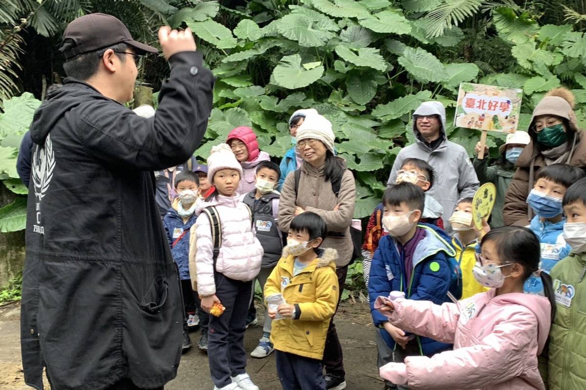 導覽員介紹動物園腐植有機質資材形成過程