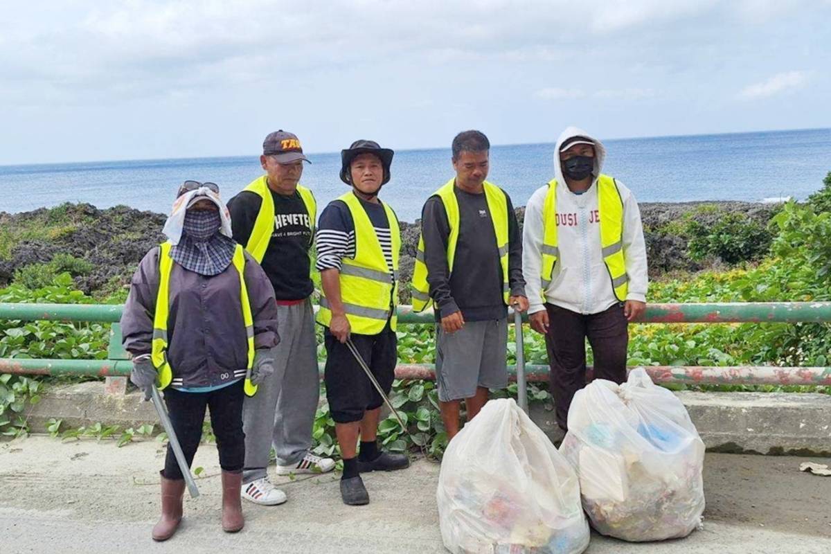 春節後一週，蘭嶼鄉清潔人員在環島公路執行清掃作業，共清理垃圾總重量248公斤，相較去年同期的434.5公斤，減少186.5公斤，減幅達43%。