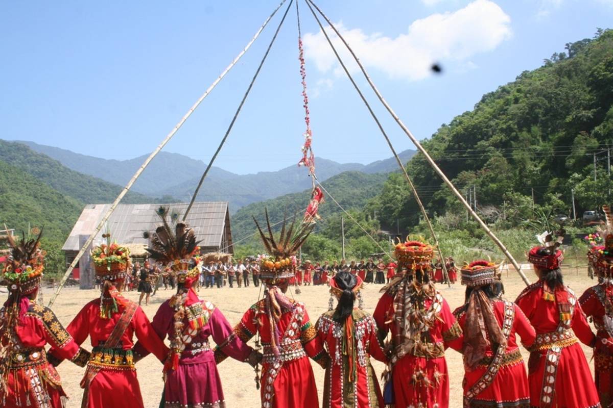 臺東縣內民族群都擁有獨特的歲時祭儀，不只是部落聚集交流經驗、聯絡情感，更是原住民族與祖先、神靈、大自然連結的重要文化環節。(臺東縣政府提供)