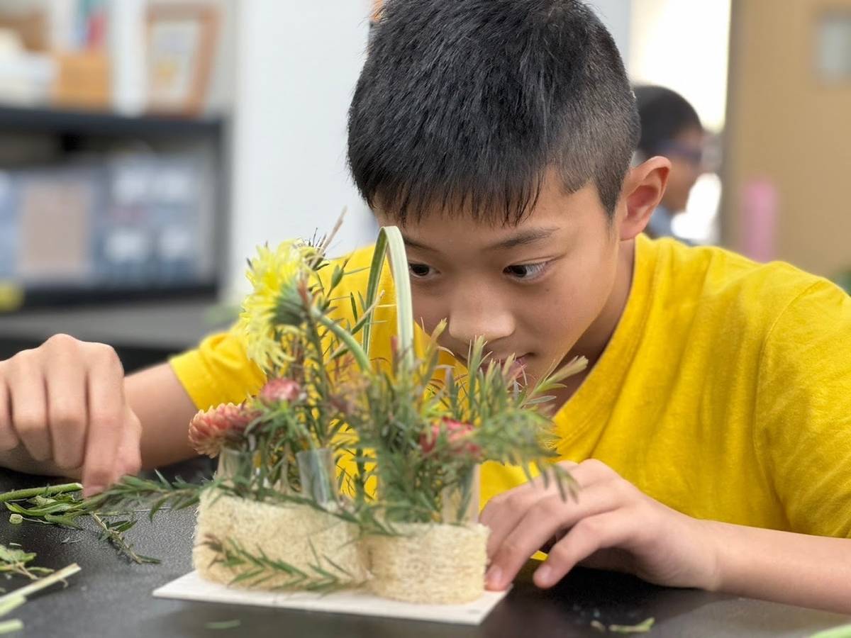 學生化身花藝設計師，將花卉與綠植巧妙搭配，創作出獨特的植物藝術作品