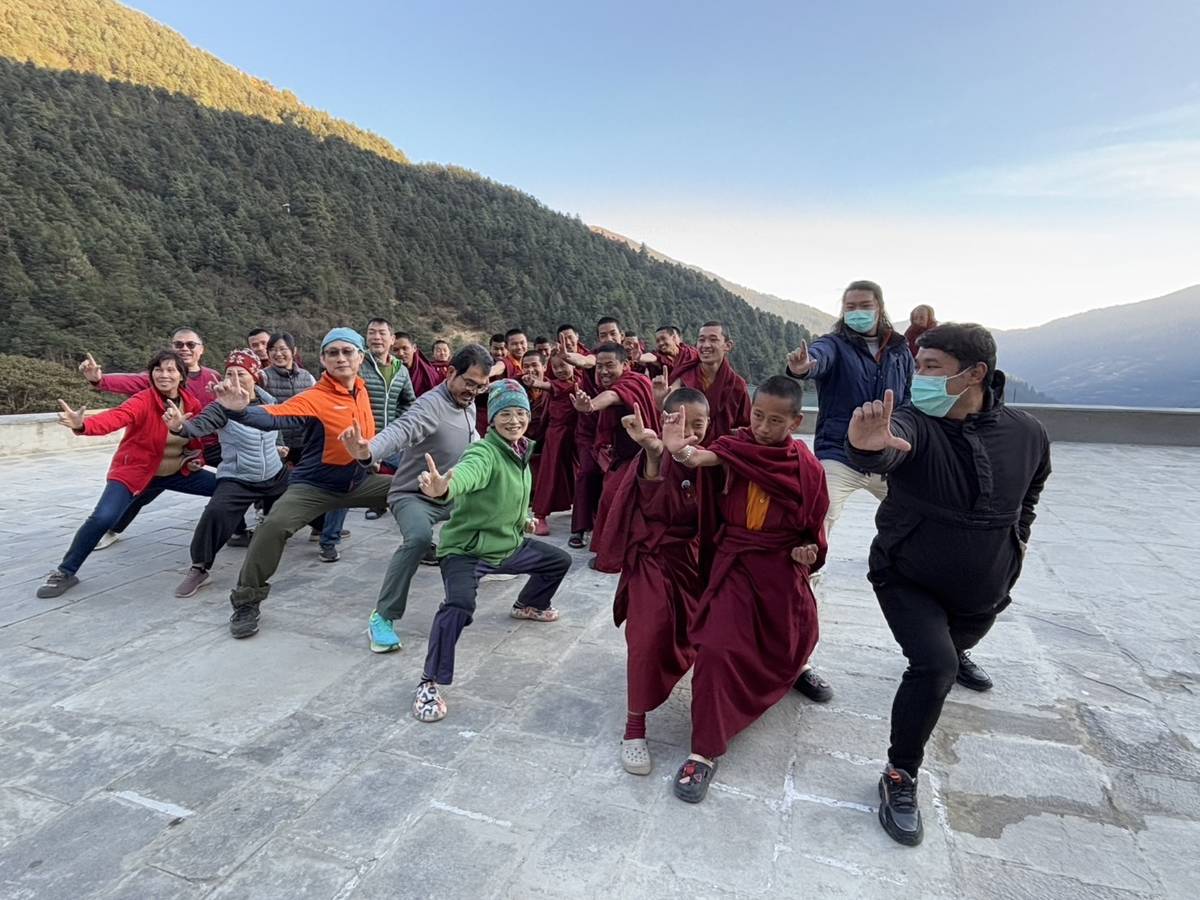 李章智老師到山裡教大家練太極