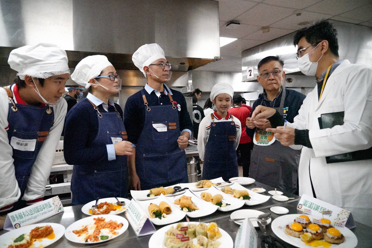 學生在決賽現場烹飪料理，由專家給予品評