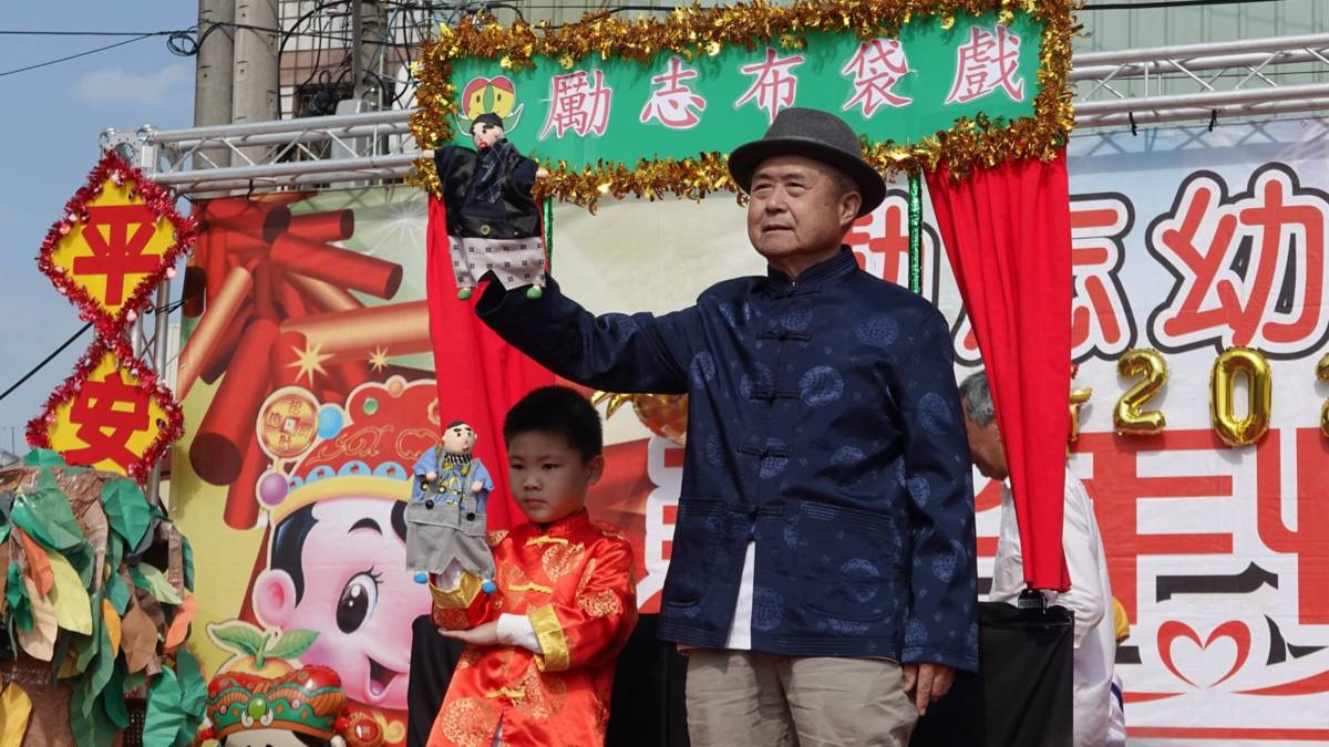 高雄勵志幼兒園長輩與幼兒共同自製戲偶
