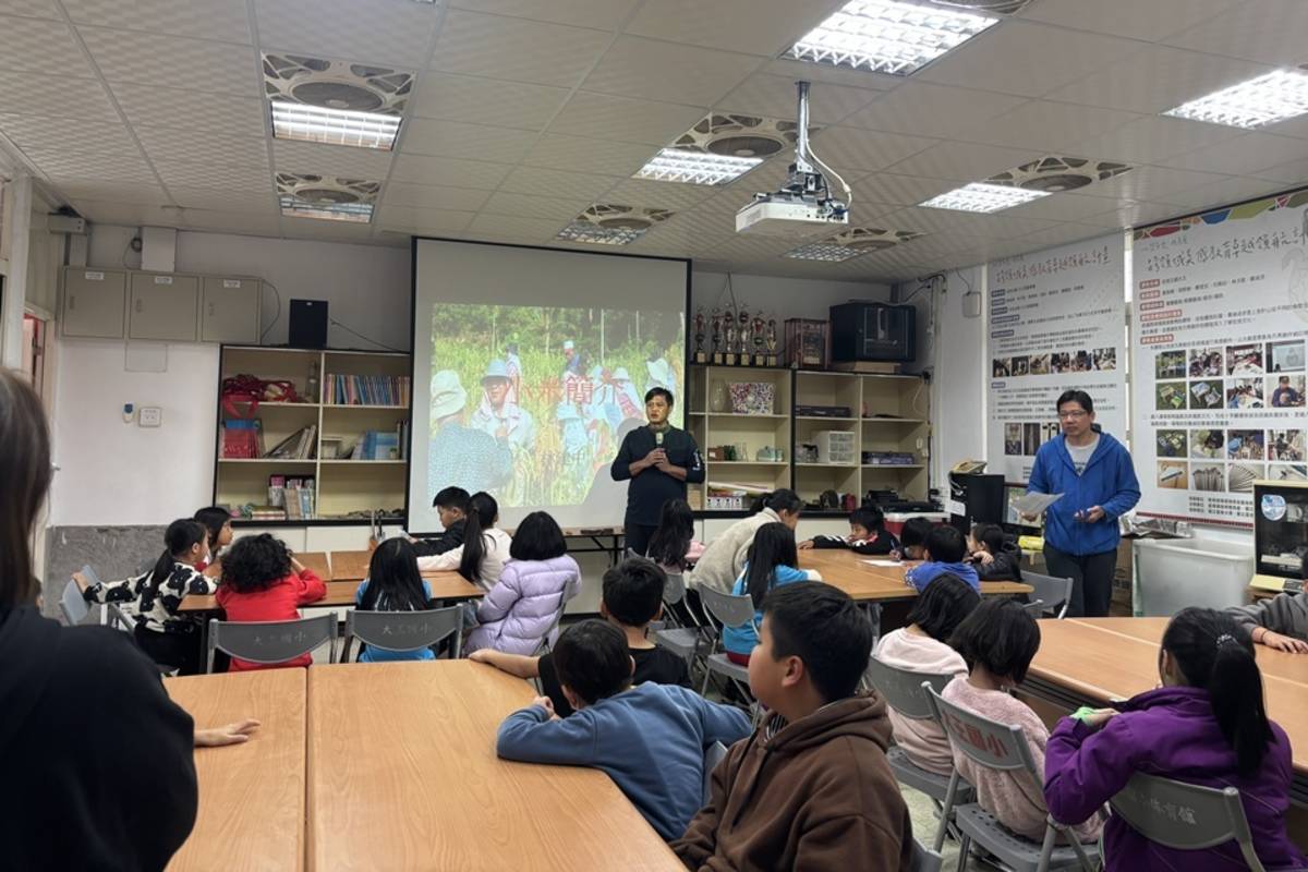 臺東縣太麻里鄉大王國小與農業部臺東區農業改良場合作規劃食農教育課程，邀請百大青農擔任講師，藉由小米脫粒及實際播種耕作，拉近學生對小米與農耕的距離。