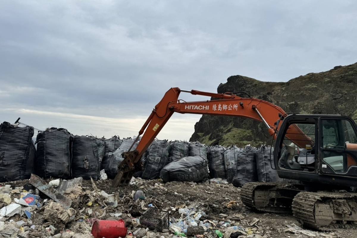 臺東縣綠島與蘭嶼2離島今年目標轉運垃圾量約2000公噸，期望有效減緩離島垃圾處理壓力，呼籲居民及旅客減少使用一次性用品，共同為離島環境努力。