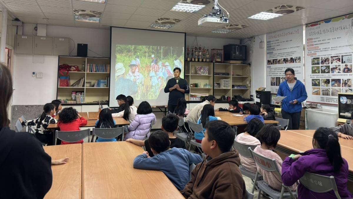 林建中青年跟學童們分享小米知識