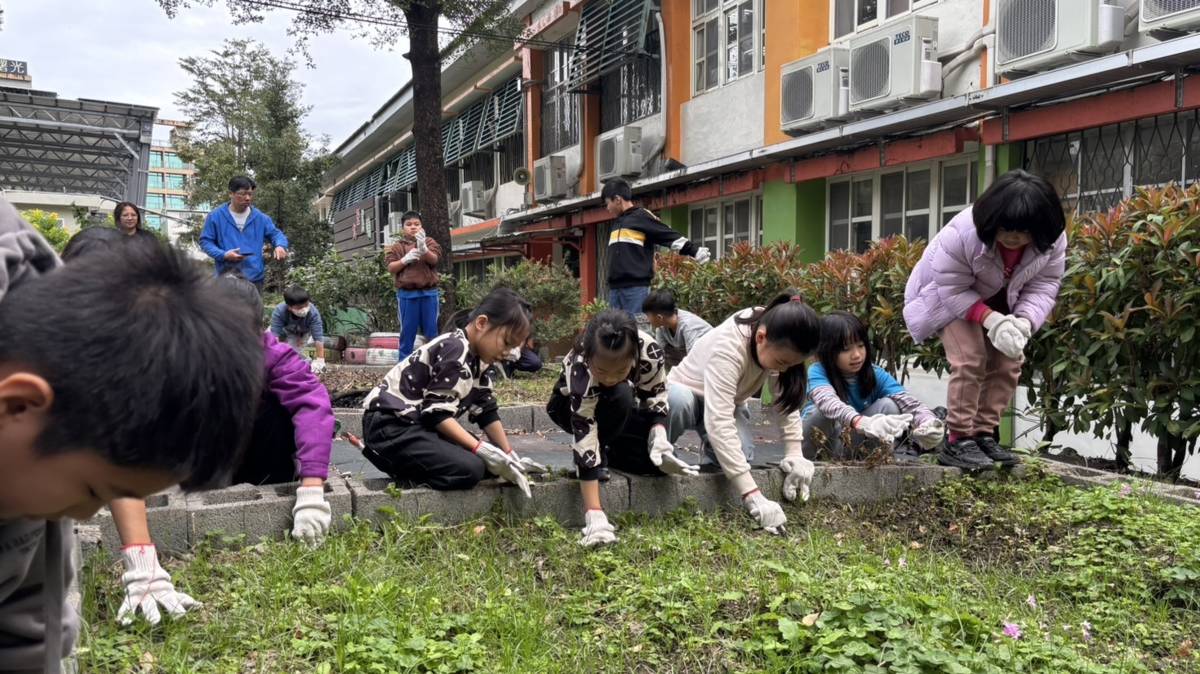 鋤草、翻土