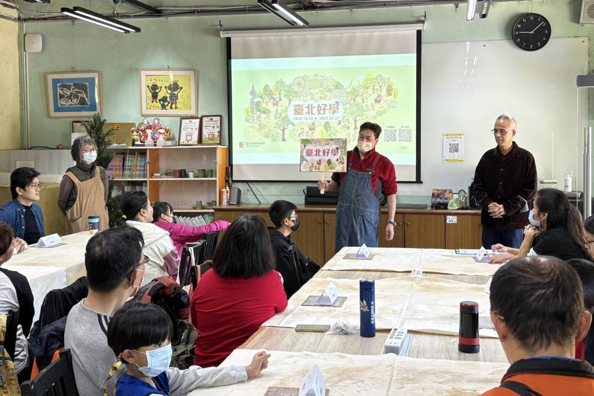 臺北好學活動前進溪山實小，施春明校長擔任導覽員向參與民眾進行解說