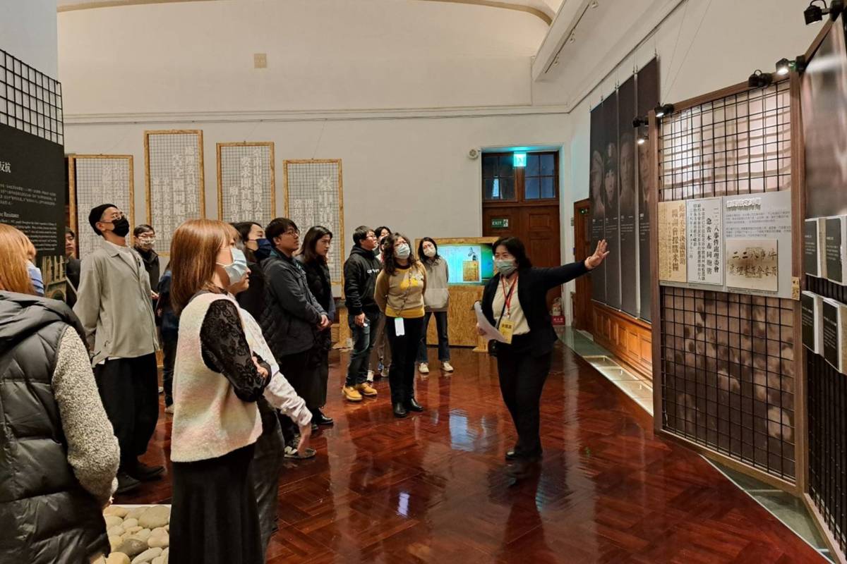 基金會研究員余佩真帶領教師參訪二二八國家紀念館常設展 (教育部提供)