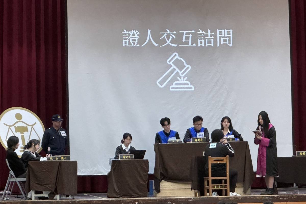 世新大學法律服務隊至臺北市萬芳高中模擬法庭演出實況