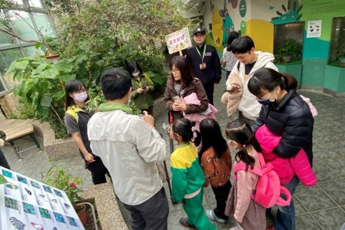 臺北市立動物園保育員帶領民眾走進昆蟲的世界