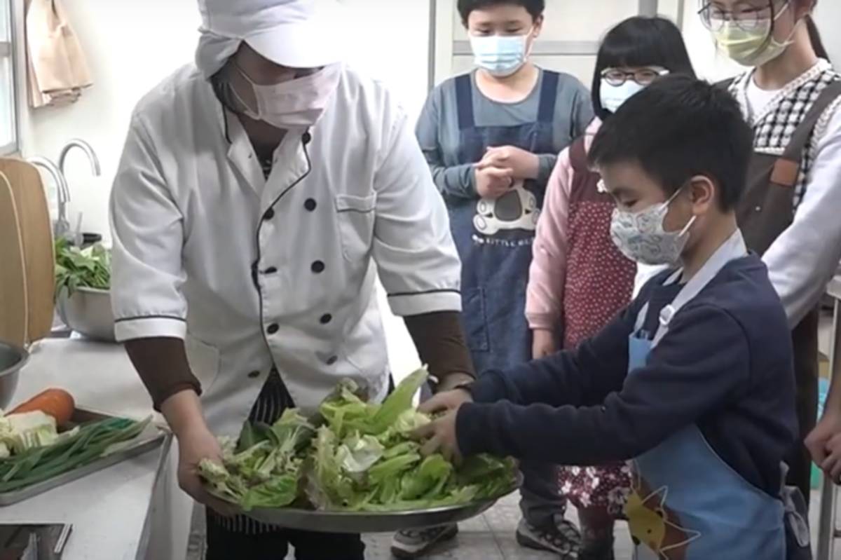 至誠國小學生在我是小廚師課程學習做料理