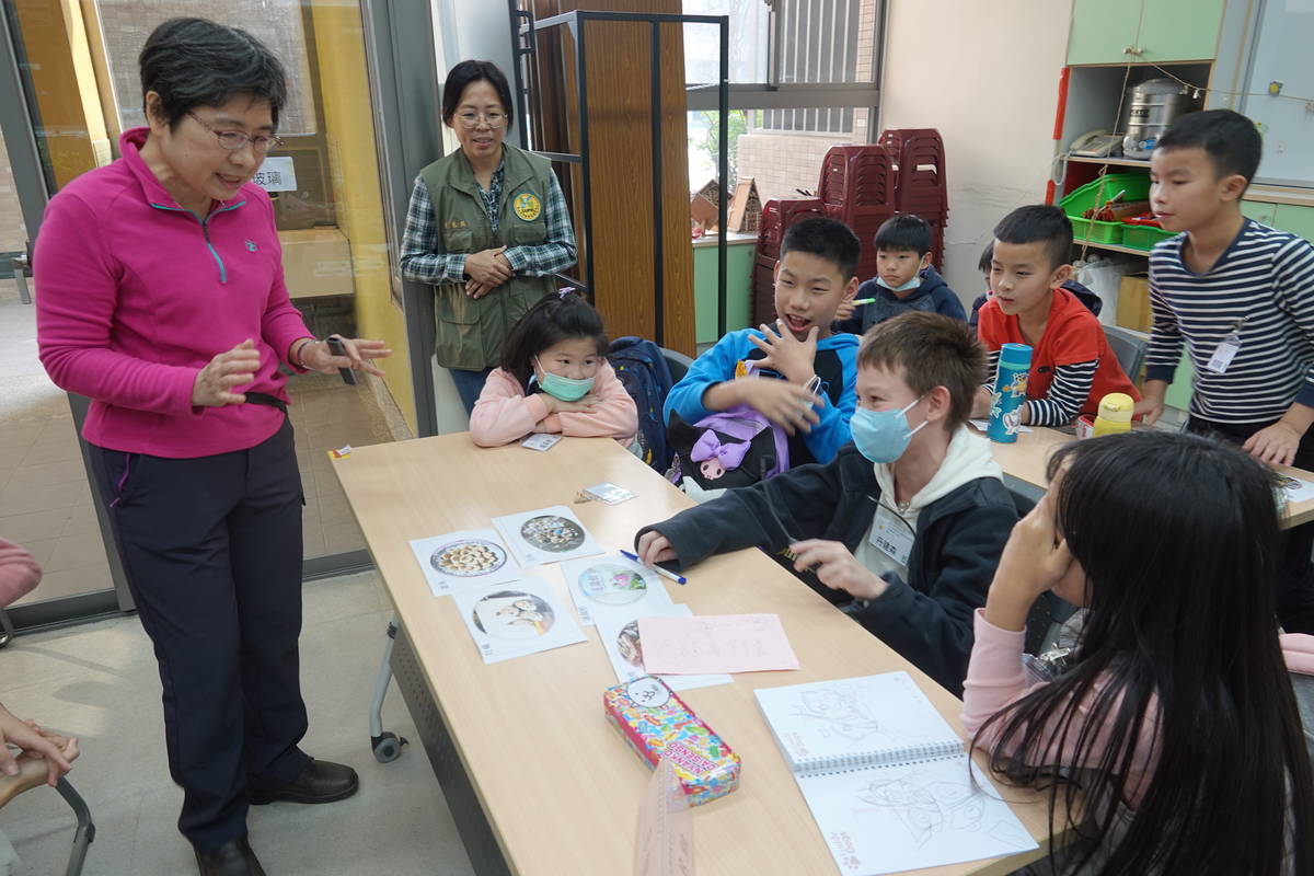 透過紙上烹煮溼地餐的遊戲活動，學員將溼地與飲食文化生活結合