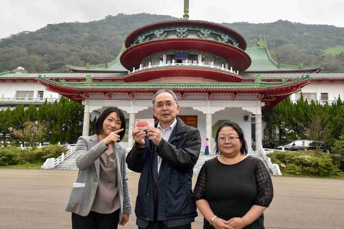  慶應大學參訪團（左起今井星香事務員、関秀行事務長、原直実主任）手持新臺幣百元(國臺圖提供)