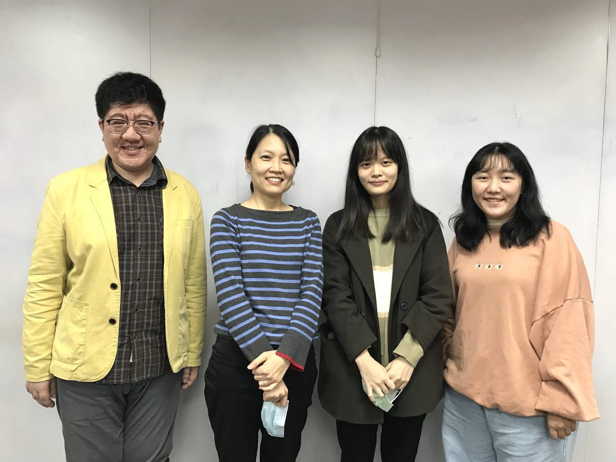 研究團隊合影：研究第一作者盧郁安教授(左二)、研究第二作者李承寰碩士(左一)、金紹婕。(陽明交大提供)