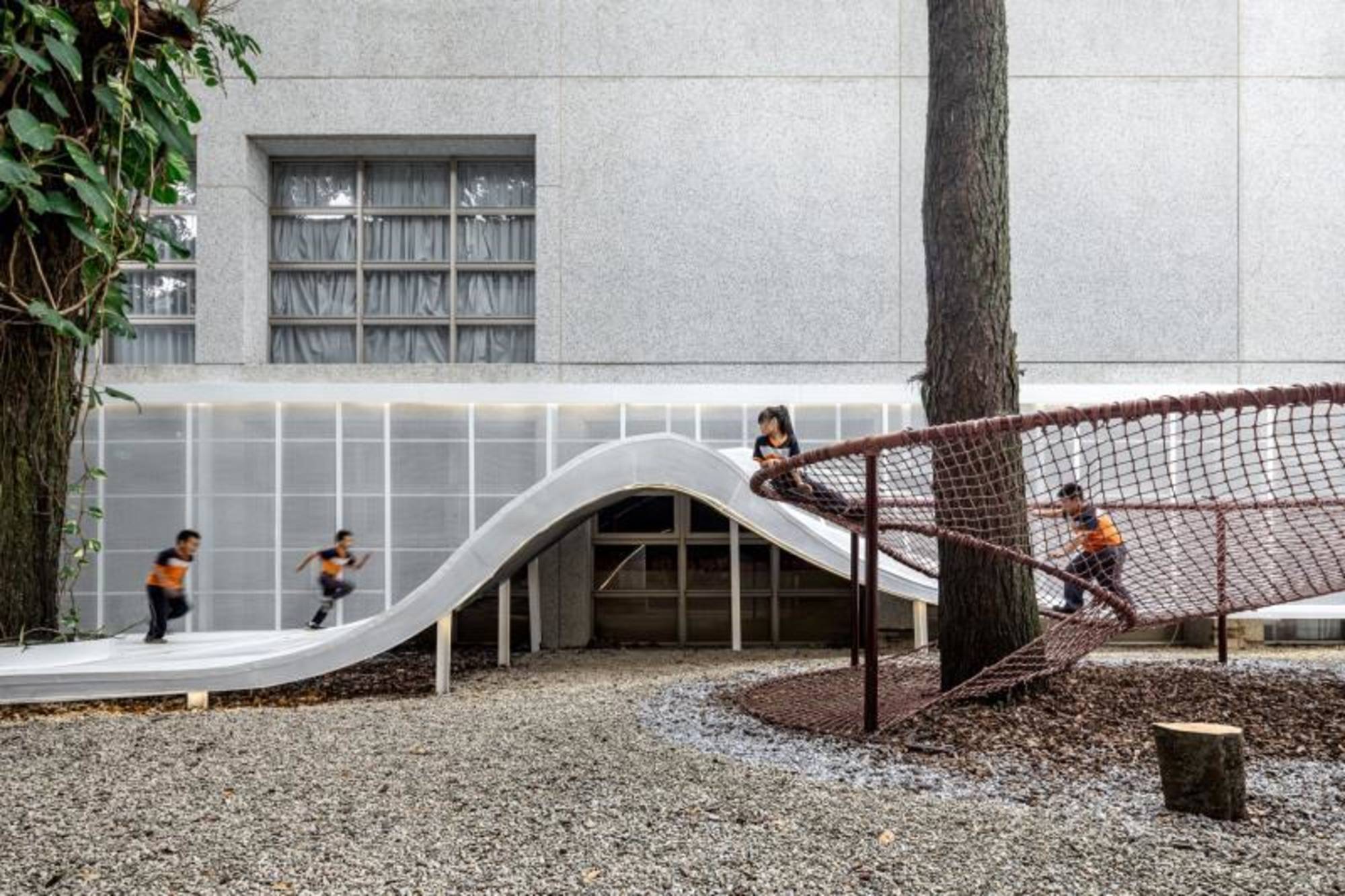 Chung Feng Elementary School in Nantou County：Revitalizing public outdoor spaces to incorporate functions such as reading, performances, exhibitions, and play.