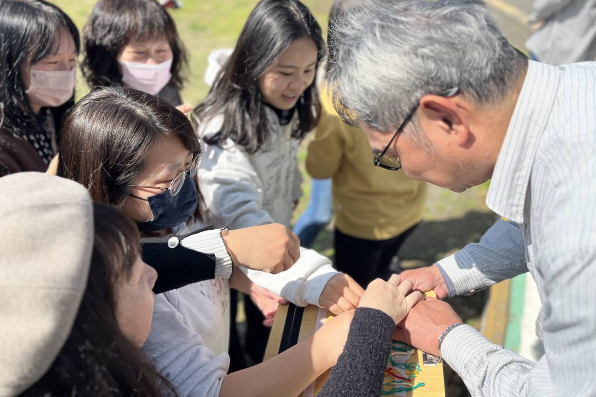 八德幼兒園辦理種子教師研習，學員在草地認識昆蟲