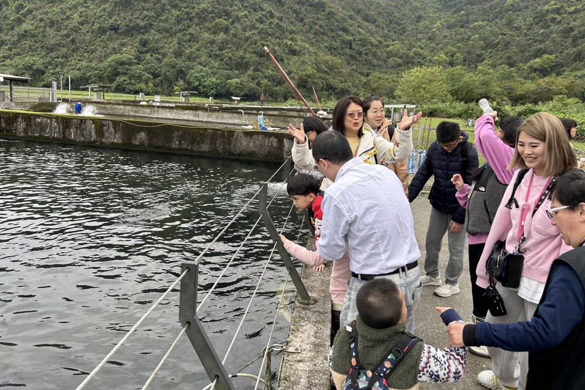 新和國小可愛班學生在老師和家長的陪伴下，展開隔夜教育旅行(圖片提供:新和國小)