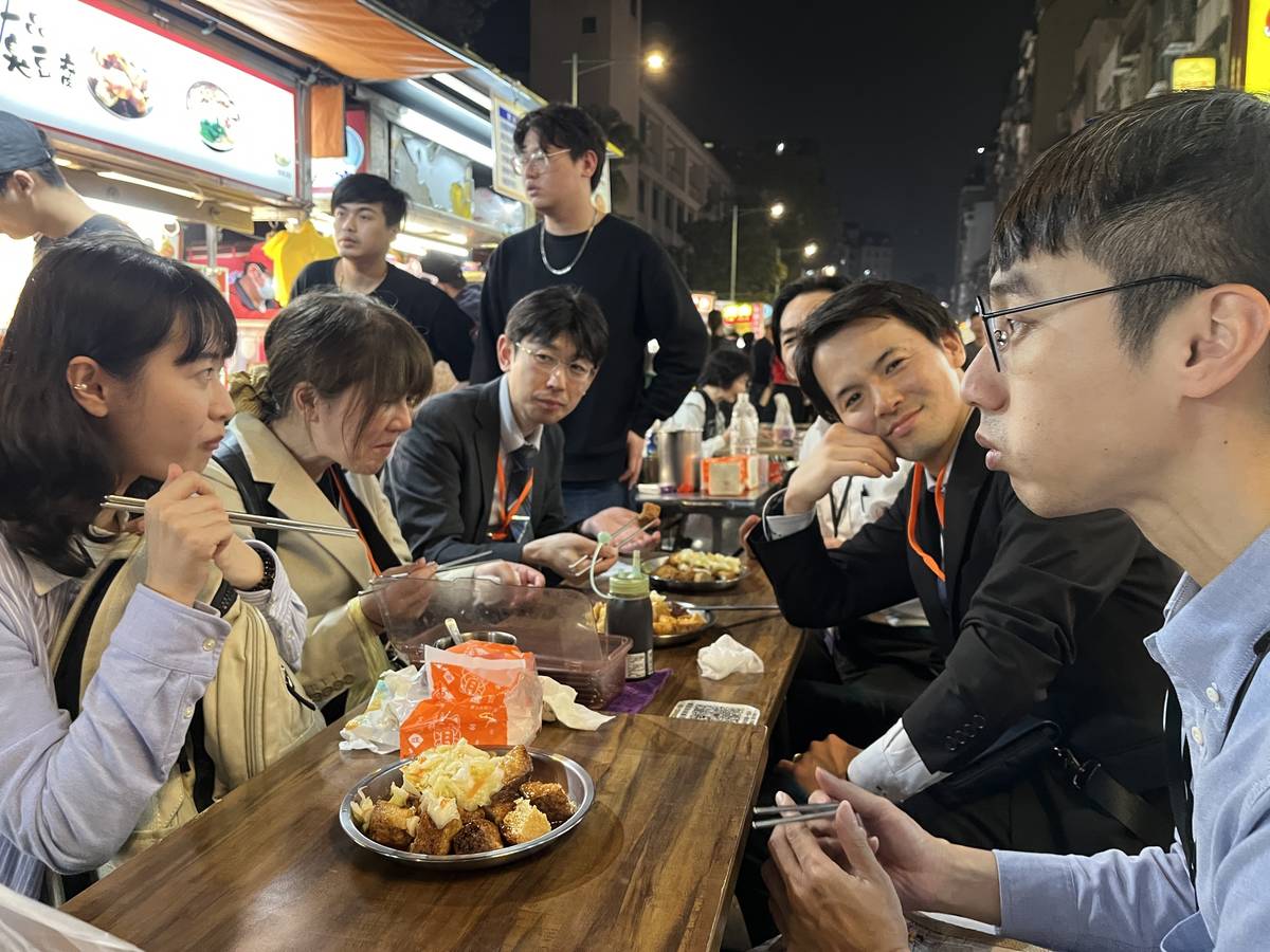 日本埼玉縣立大宮北高校學生在夜市品嘗臺灣小吃