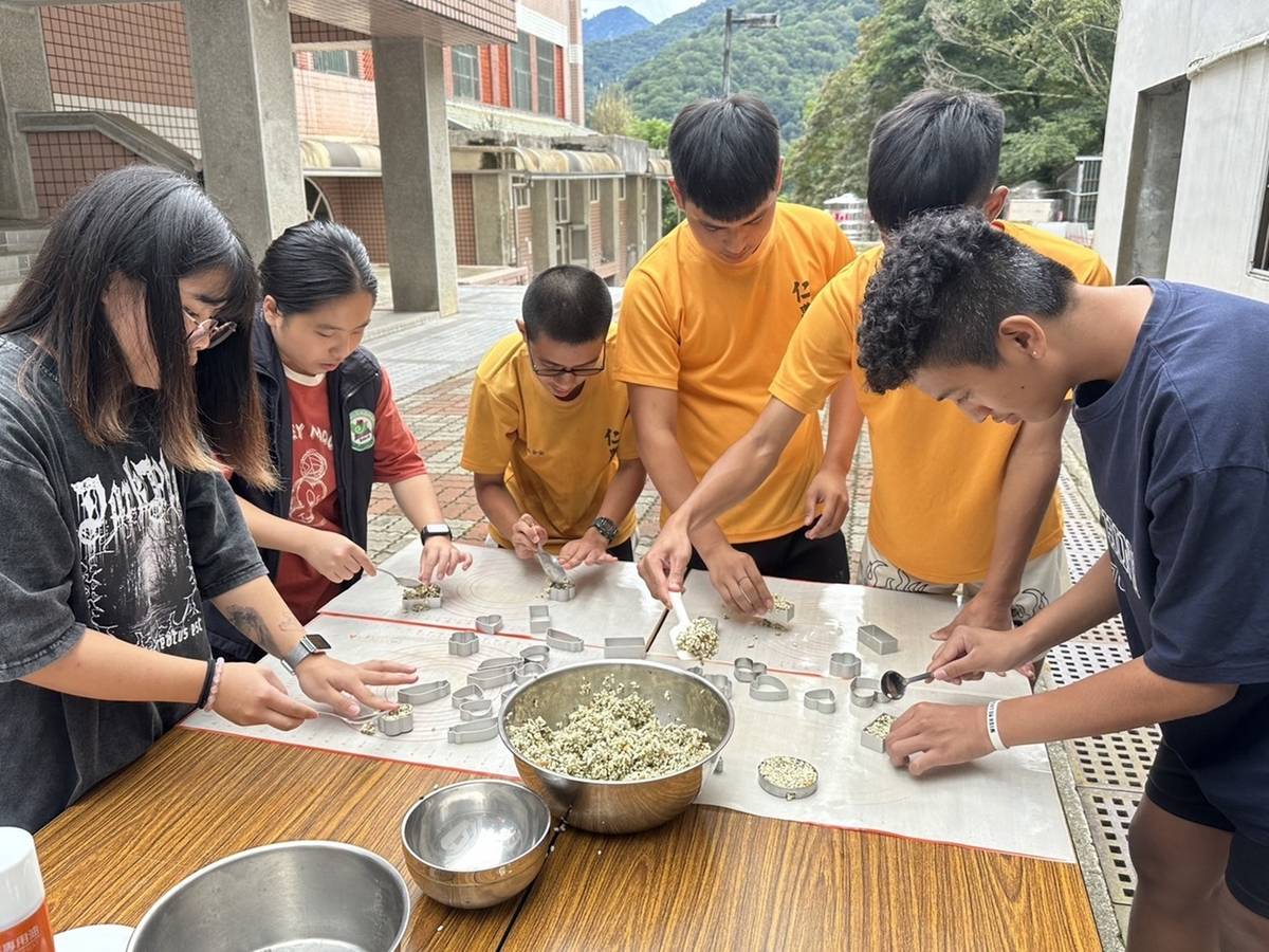 創意食農教育，製作苧麻風味米香 (教育部提供)