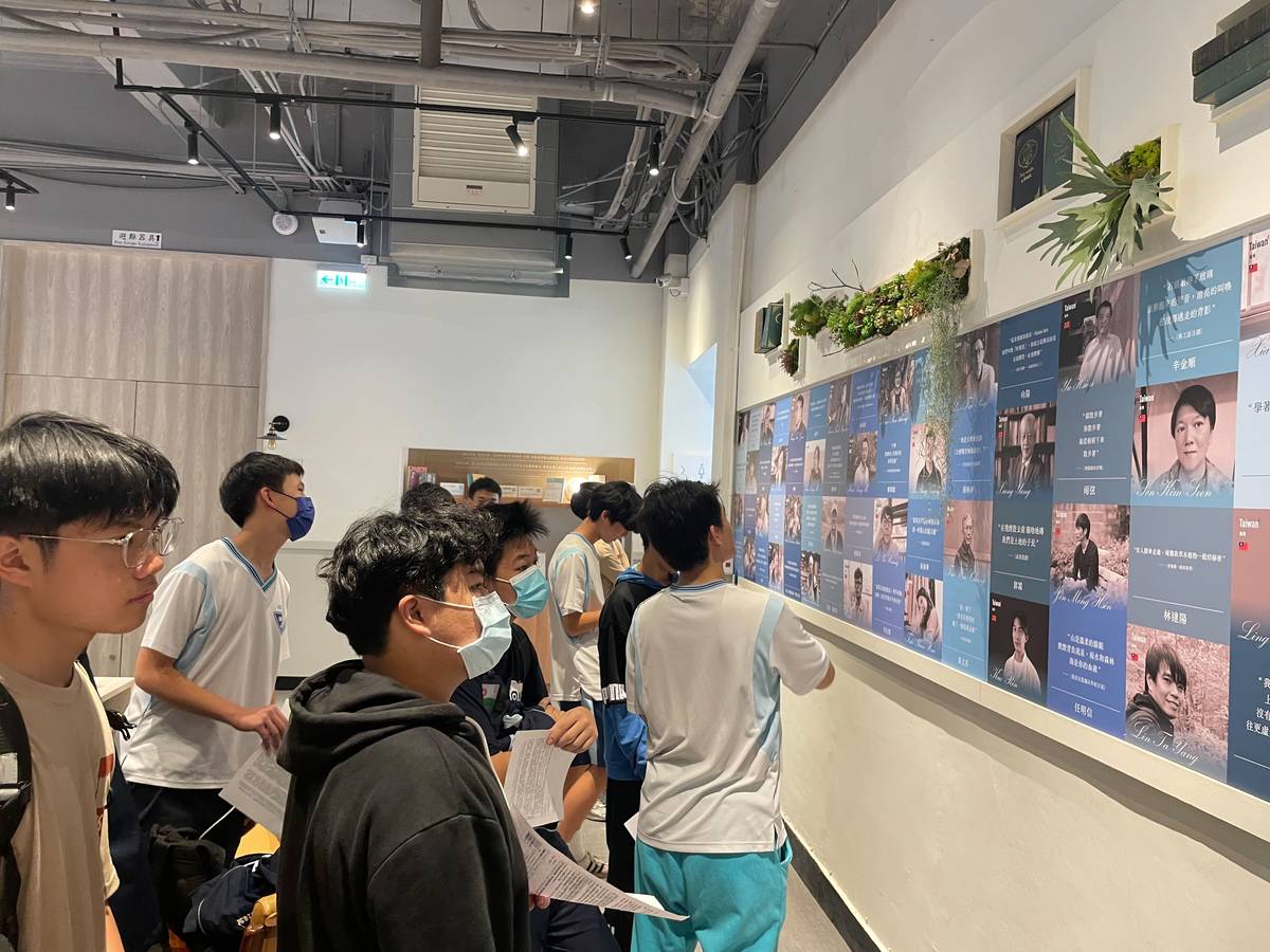 高雄中學在高雄文學館參觀