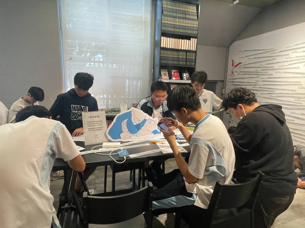 高雄中學在高雄文學館寫現代詩