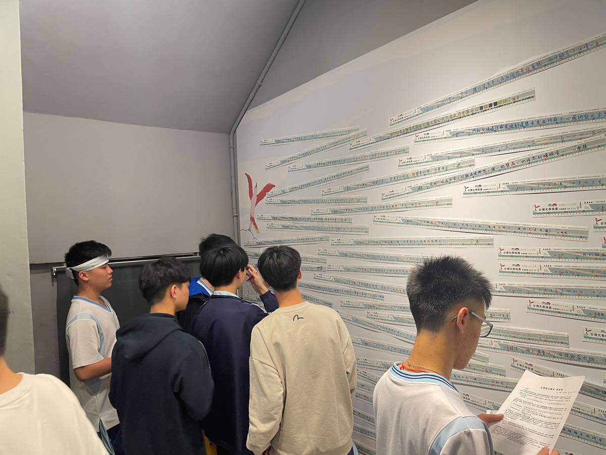 高雄中學在高雄文學館觀摩他人的創作